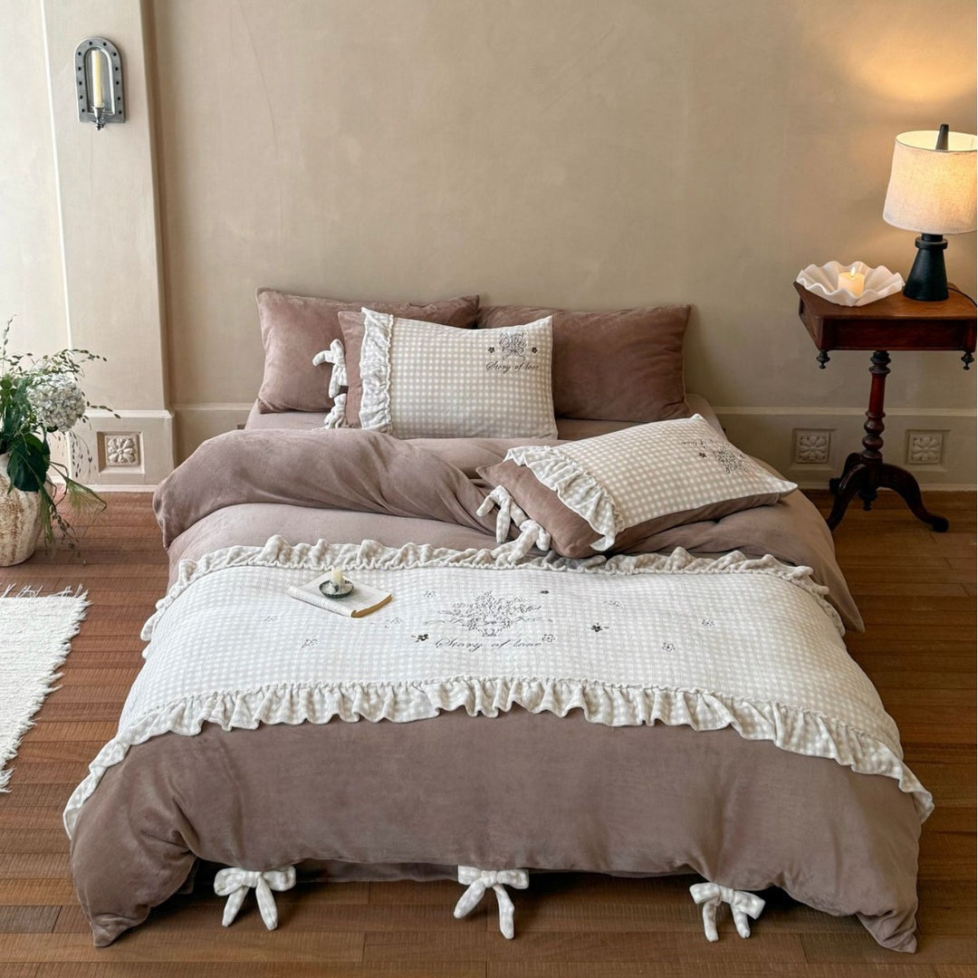 Bettwäschegarnitur im Landhausstil mit Vichy‑Karodetail, Volant und Bandschleifen