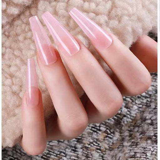 Kunstnagelset mit zartem Glanz und eleganter Form Karnz