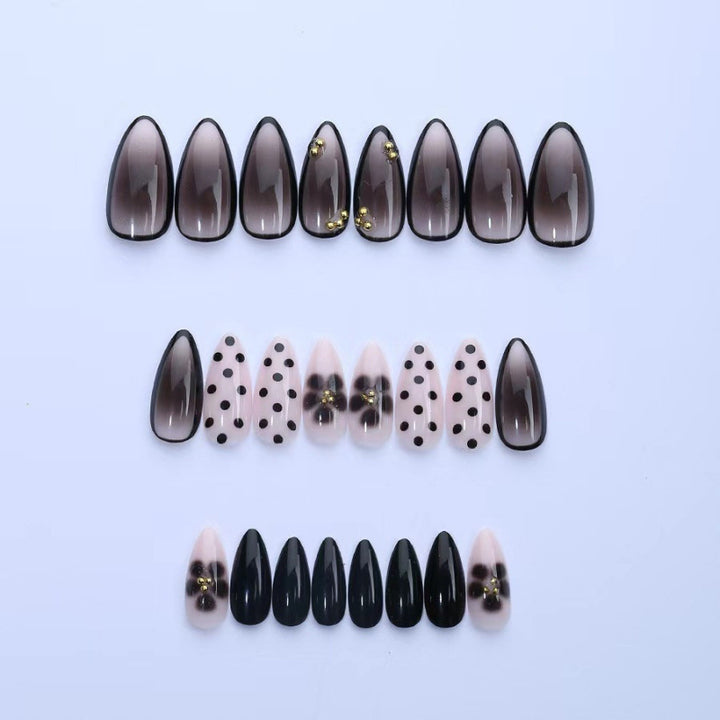 Künstlerisches Press-On-Nagelset mit geometrischen und gepunkteten Designs