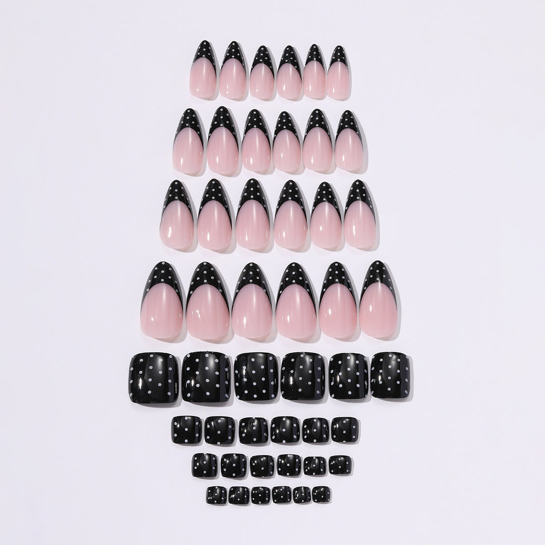 Kunstnagelset mit kreativen Spitzen und eleganten Verzierungen Karnz