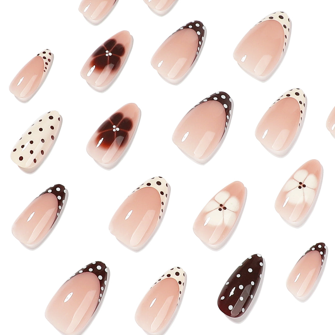 Kunstvolle Nailart mit floralem Design und verschiedenen Mustern Karnz