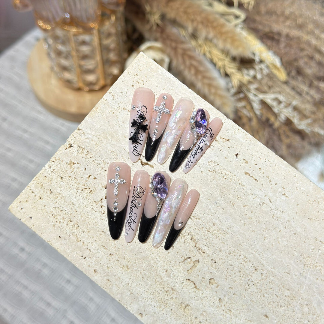 Künstlerisches Stiletto Press-On Nagelkunst Set mit eleganten dekorativen Elementen Karnz