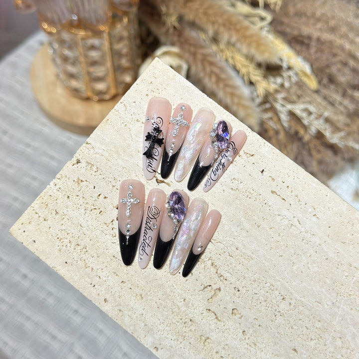 Künstlerisches Stiletto Press-On Nagelkunst Set mit eleganten dekorativen Elementen Karnz