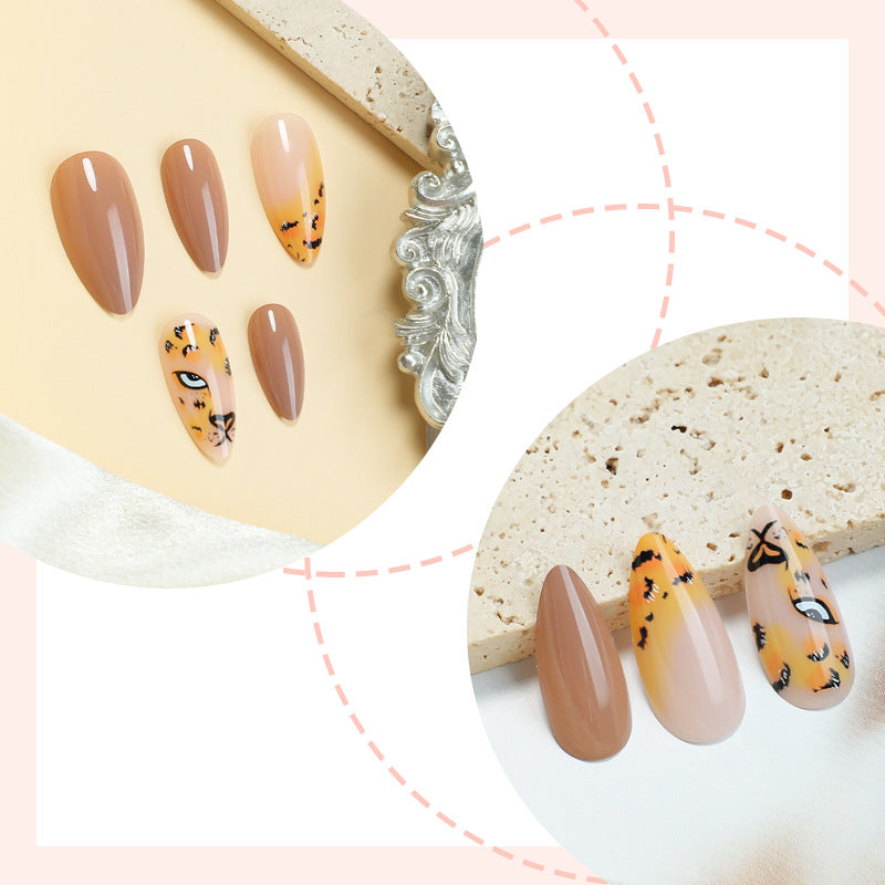 Kreatives Kunstnagelset mit Leoparden-Design und Glamourösen Akzenten Karnz