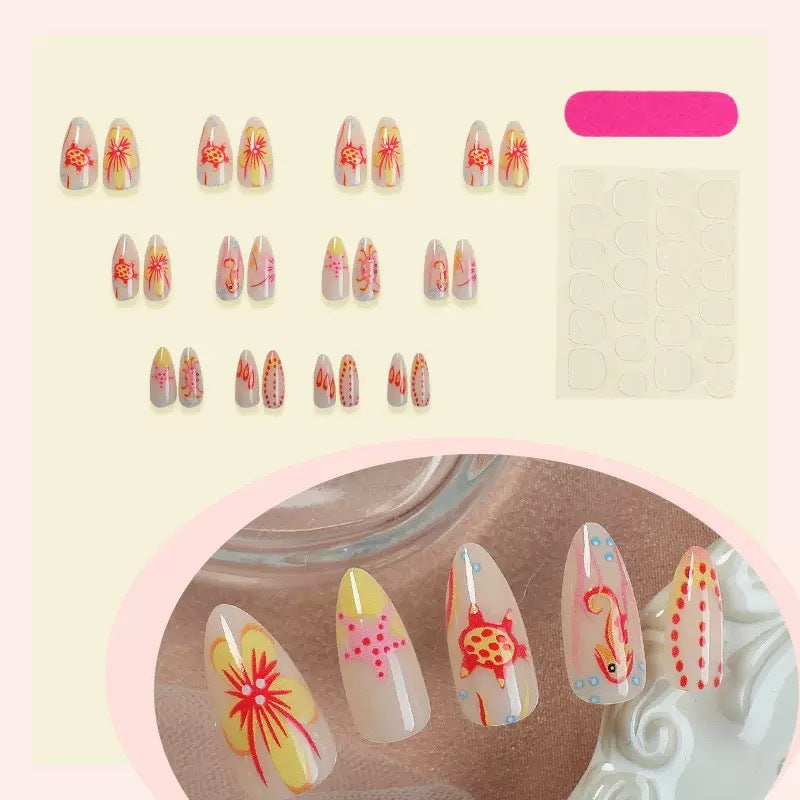 Kunstnagelset mit maritimem Design und lebhaften 3D-Motiven Karnz