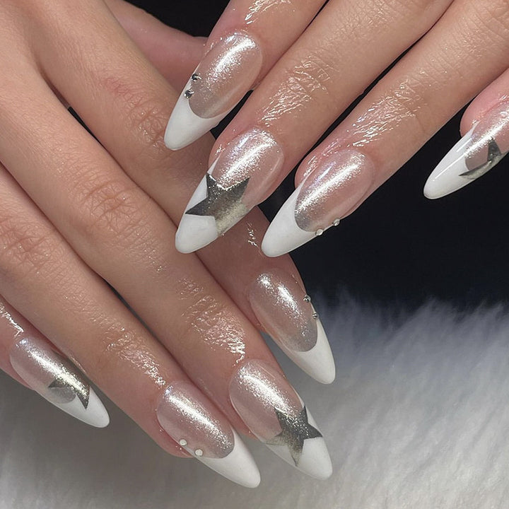 Kunstvolle Stiletto-Nägel mit Glitzer- und Sternenmotiven Karnz