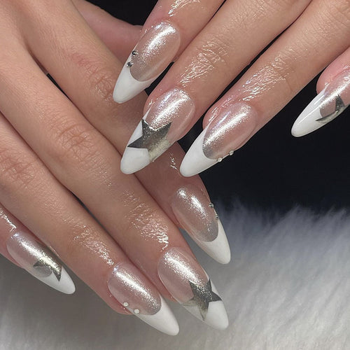 Kunstvolle Stiletto-Nägel mit Glitzer- und Sternenmotiven Karnz