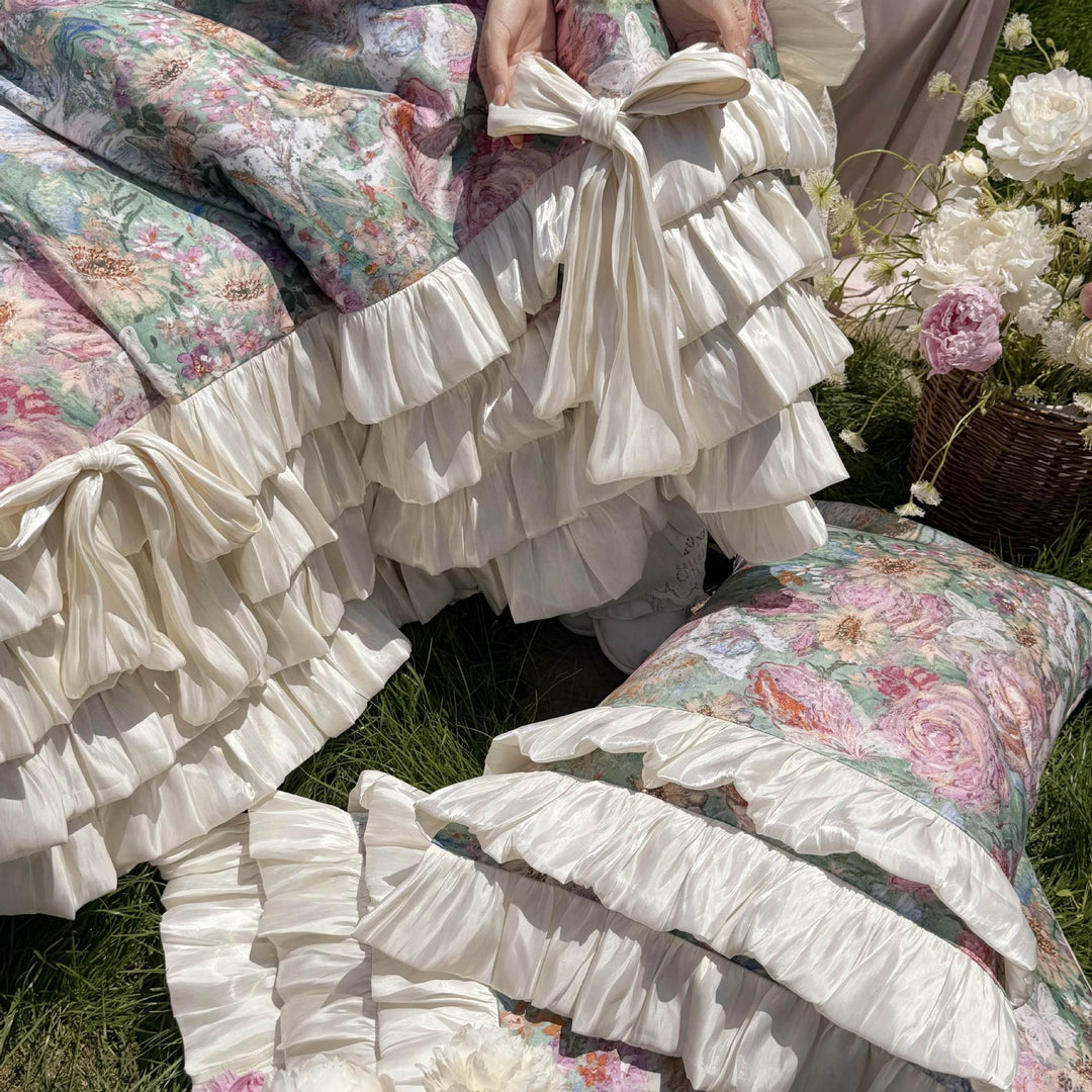 Luxuriöses Bettwäsche-Set mit Rüschen, Bettrock und floralem Print