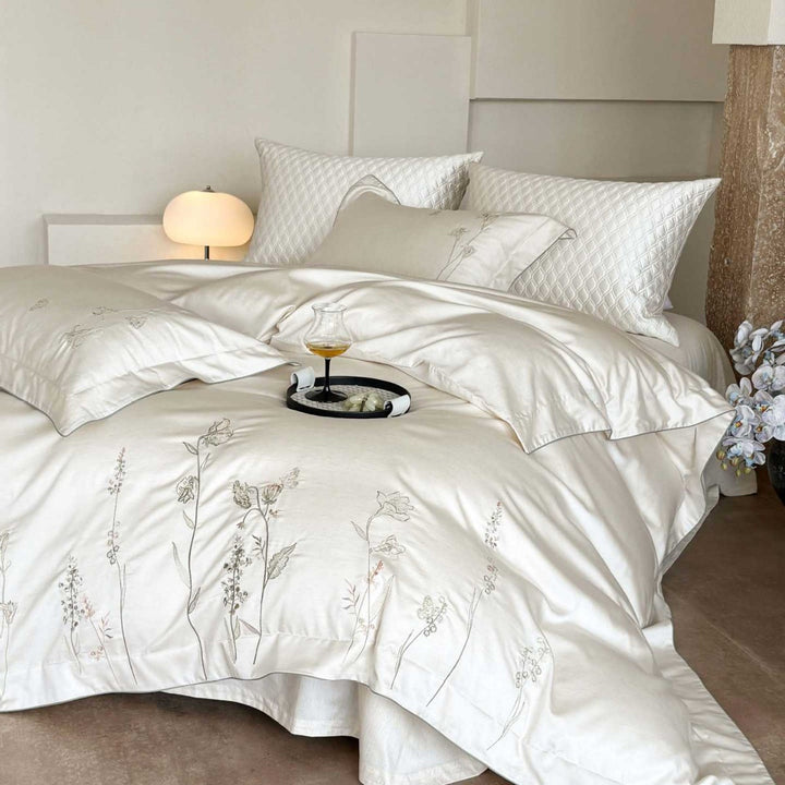 Luxuriöses Satin-Bettwäsche-Set mit feiner Wildblumen-Stickerei und Wendefunktion