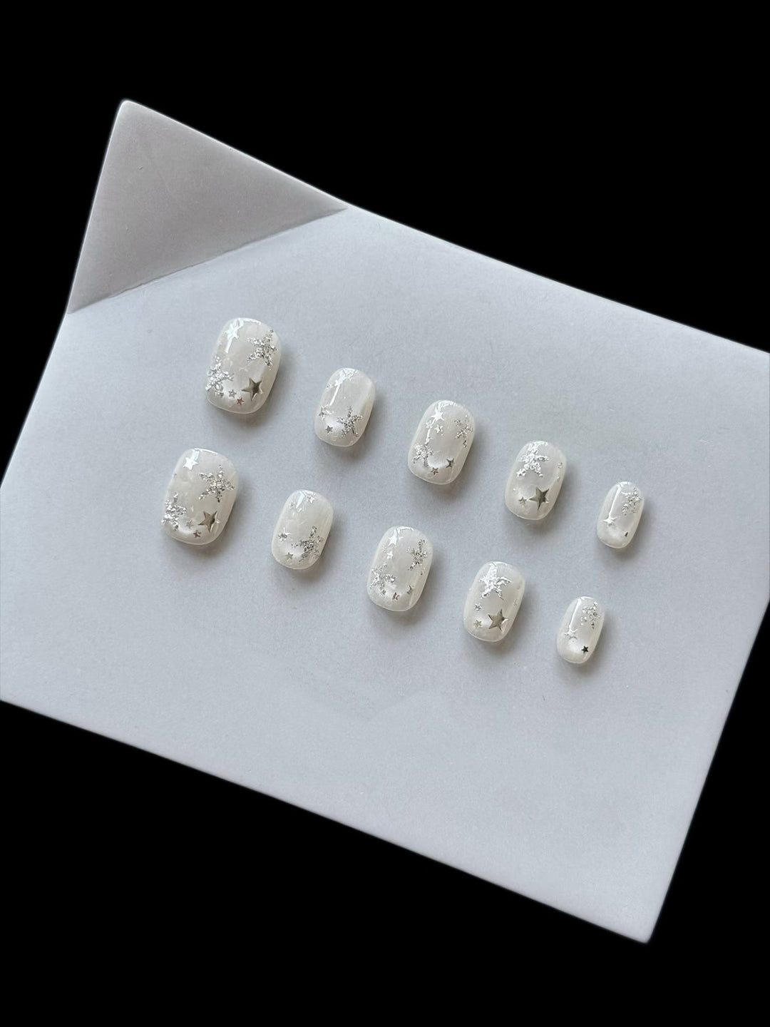 Künstlerisches Press-On-Nagelset mit himmlischen Sternakzenten