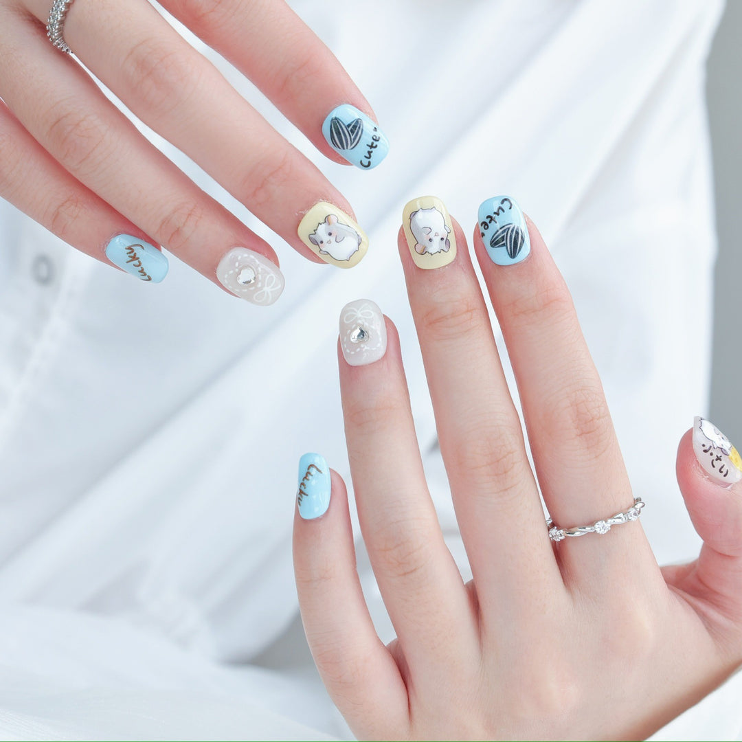 Niedliches thematisches Press-On-Nagelset