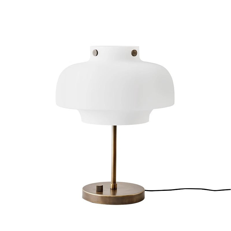 Zeitgenössische Tischlampe mit elegantem Opalglas-Schirm und Vintage-Messingbasis