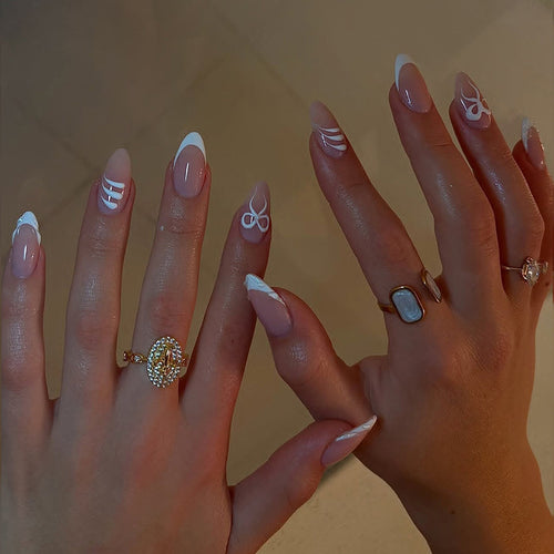 Künstlerisches Press-On-Nagelset mit eleganten Designs Karnz