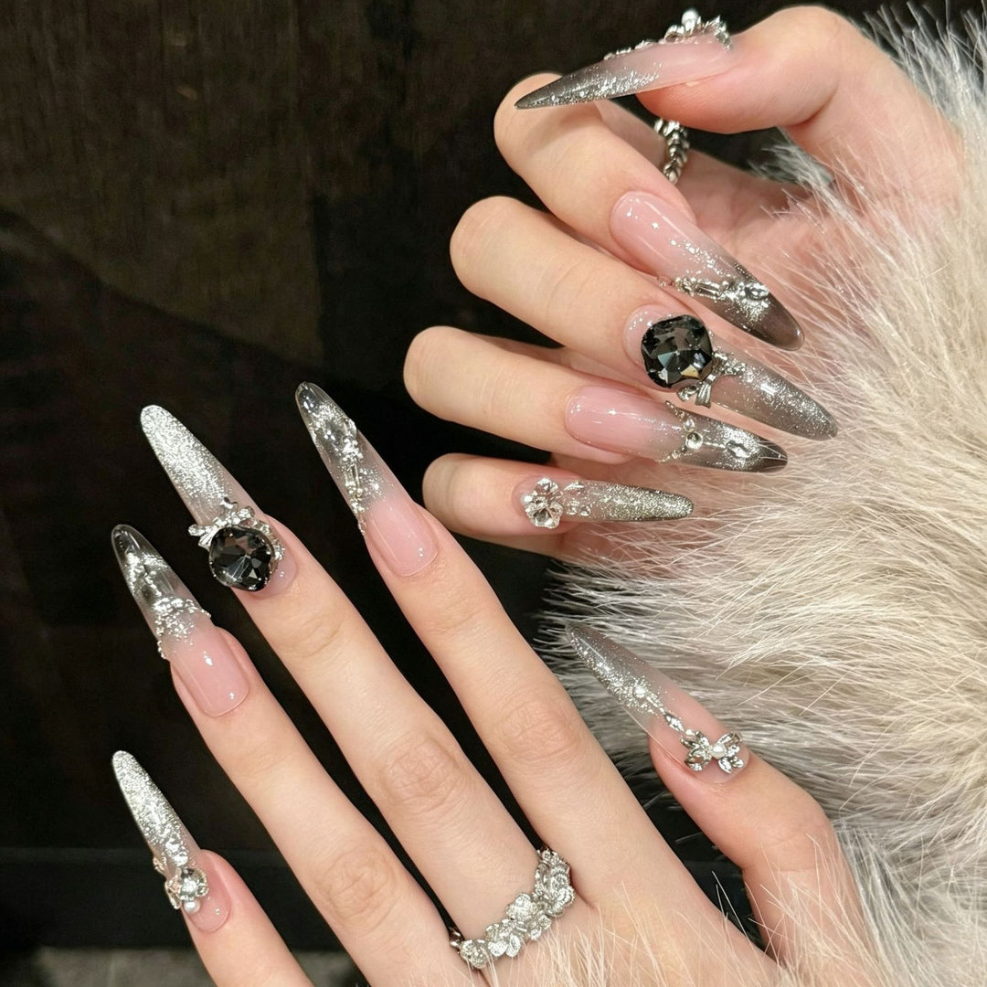 Künstlerische Stiletto Press-On Nagelkunst mit schimmernden Akzenten Karnz