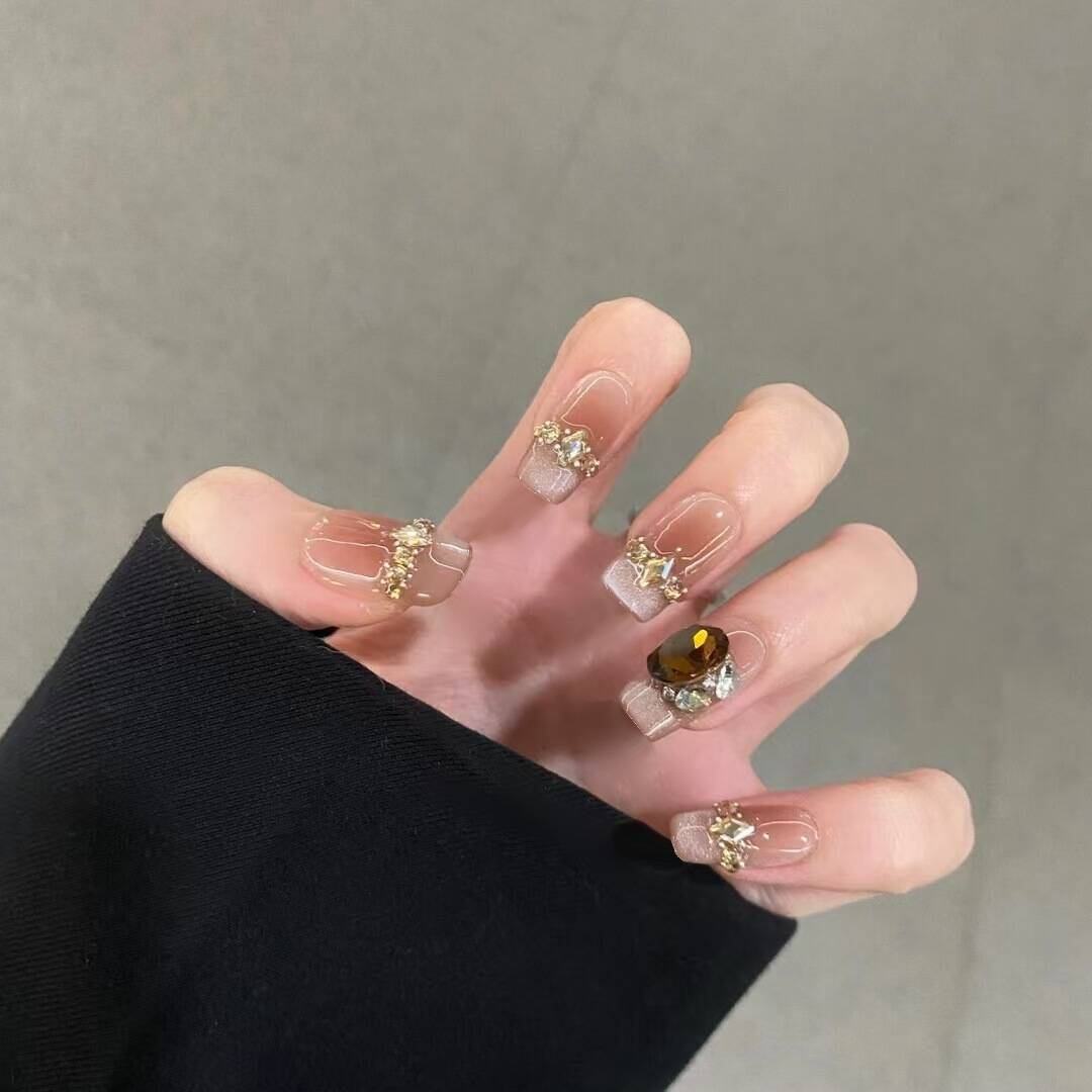 Künstlerisches Nageldesign mit dekorativen Elementen Karnz