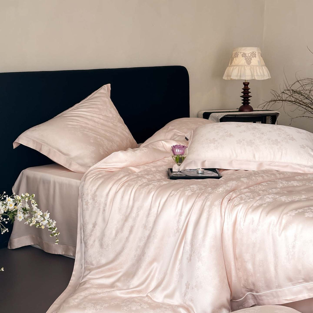 Edles Satin-Bettwäsche-Set mit eingewebtem Blumenrelief und Umschlagkante