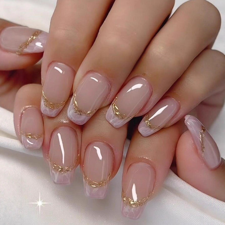 Elegante Kunstnägel mit Französischer Maniküre und Glitzereffekten Karnz