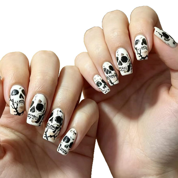 Kreative Kunstnägel mit Detailverliebt Gestaltetem Totenkopf-Design Karnz