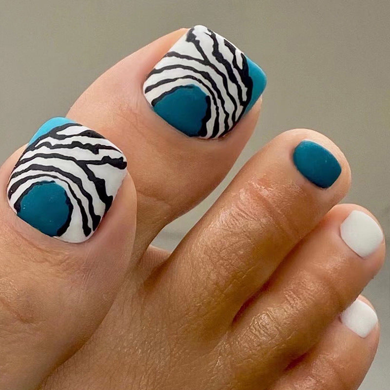 Kunstvolle Fußnagelgestaltung im modernen Zebra-Design Karnz