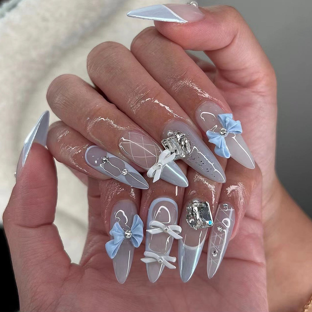 Kunstvolle Stiletto-Nägel mit eleganten Schmuckakzenten Karnz