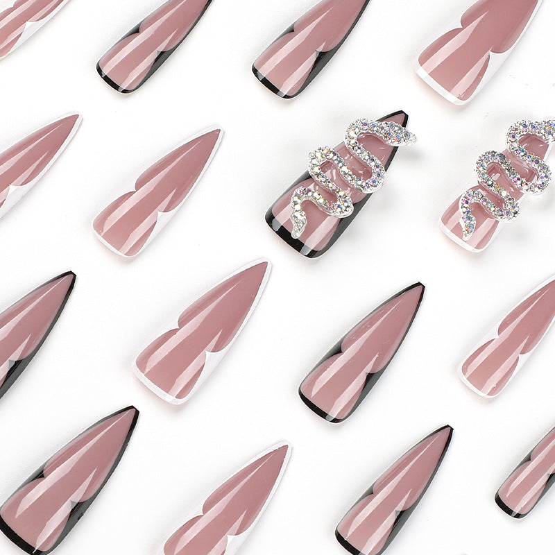 Kunstvolle Nagelverlängerungen mit elegantem Spitzer-Design Karnz