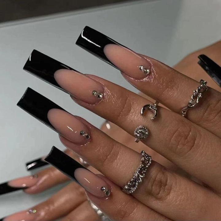 Trendsetzendes Stiletto Press-On Nagelkunstset mit Strassakzenten