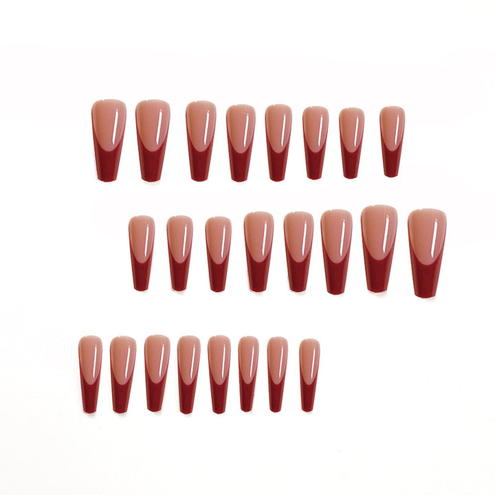 Elegante Kunstnägel mit Hochglanz-Finish und prägnantem French-Tip Karnz