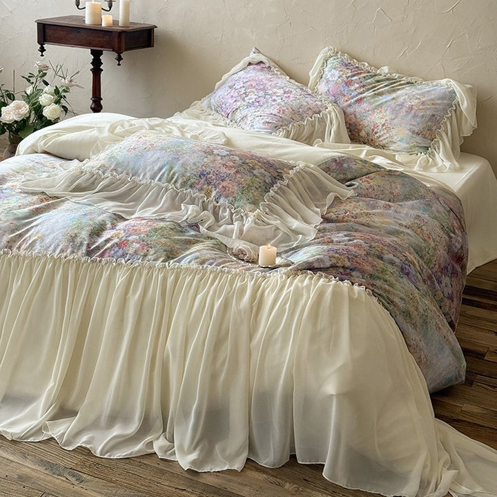 Elegante Bettgarnitur mit floralem Aquarelldruck und gerafftem Volant