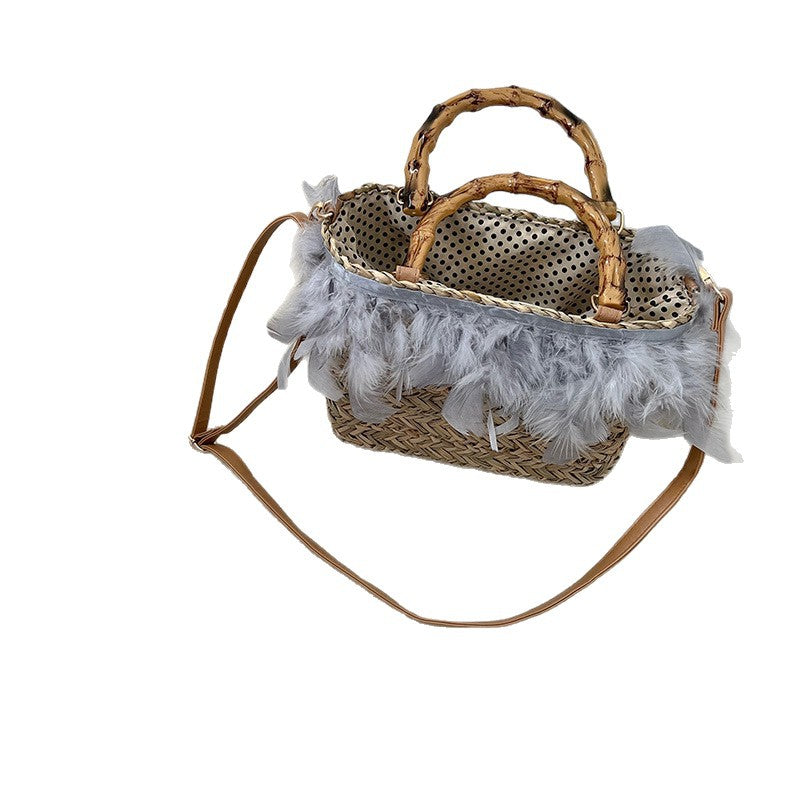Damen Handtasche mit eleganter Federverzierung und strukturiertem Korbdesign Karnz