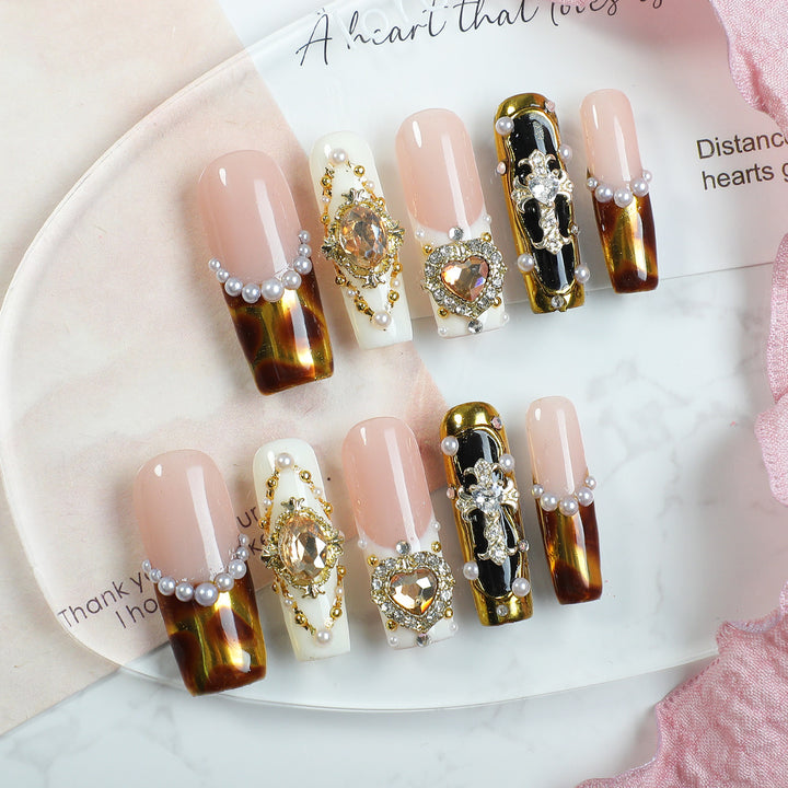 Kunstnagelset mit exquisiten Verzierungen Karnz