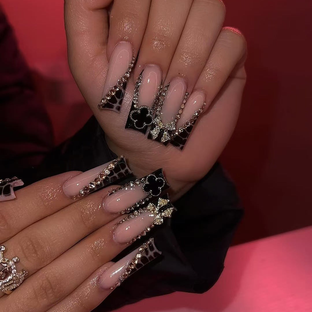 Glamouröse Kunstnägel mit elegantem Design mit Strass und 3D-Verzierungen Karnz