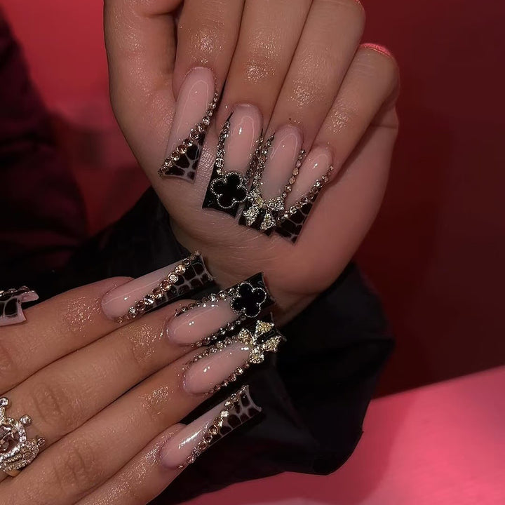 Glamouröse Kunstnägel mit elegantem Design mit Strass und 3D-Verzierungen Karnz