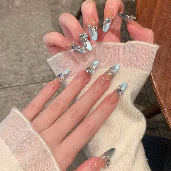 Glamouröse Kunstnagelspitzen mit eleganten Verzierungen Karnz