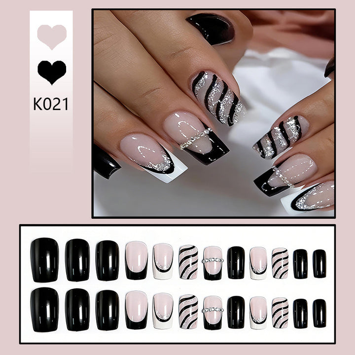 Elegante Kunstnägel mit Glitzer- und Streifenakzenten Karnz