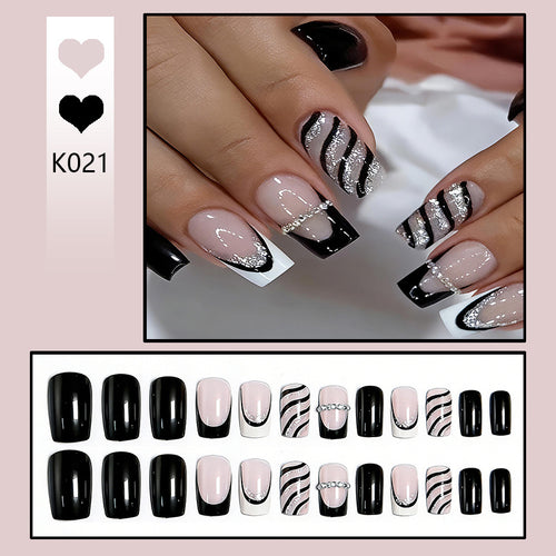 Elegante Kunstnägel mit Glitzer- und Streifenakzenten Karnz
