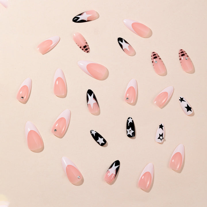 Stern-dekorierte Stiletto-Nagelkunst-Erweiterungen Karnz