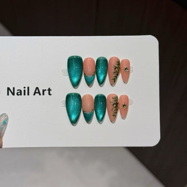 Elegante mit Strass veredelte Press-On Nagelkunst