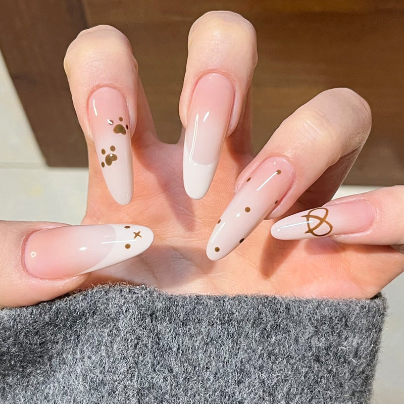 Glamouröse Stiletto Press-On Nageldesign mit eleganten goldenen Akzenten Karnz