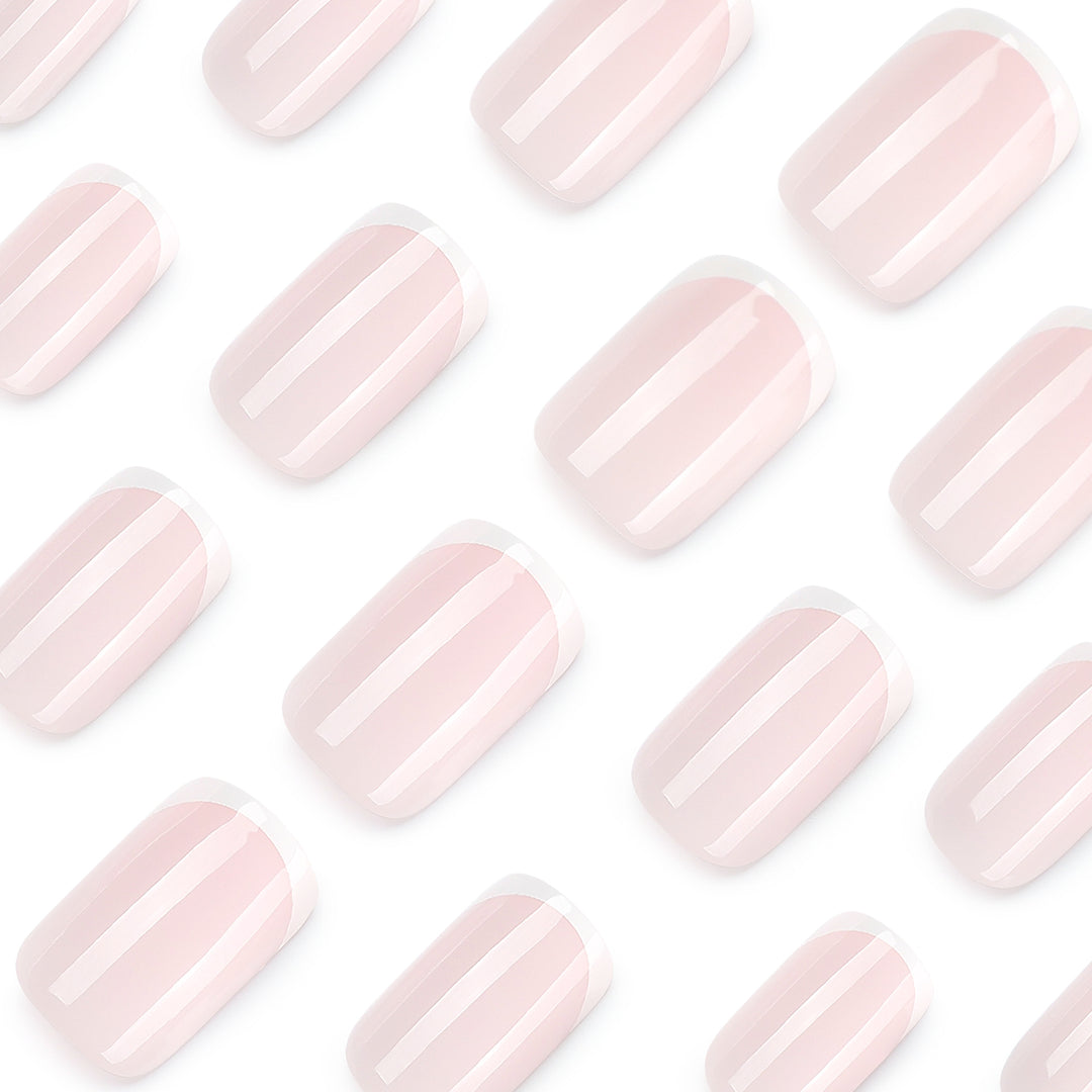 Klassische Nagelverlängerungen mit eleganten French-Spitzen Karnz