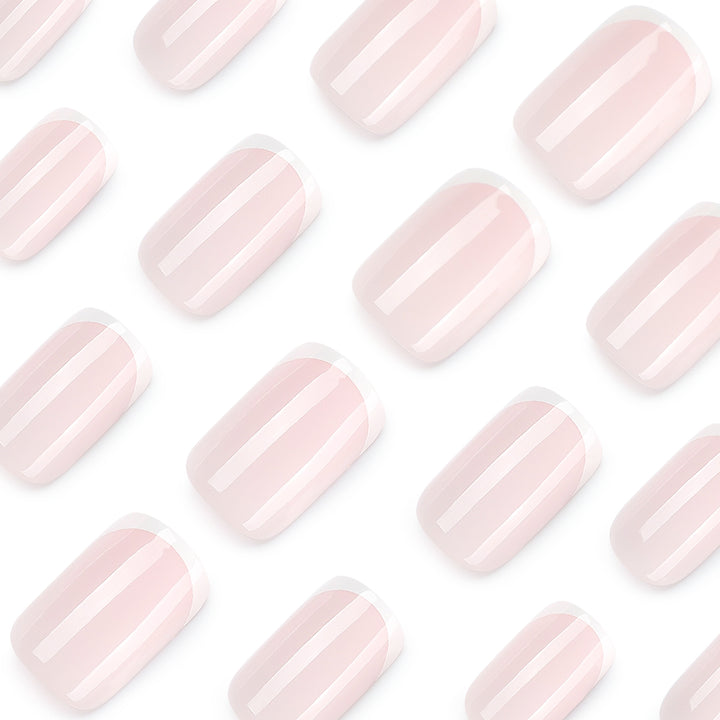 Klassische Nagelverlängerungen mit eleganten French-Spitzen Karnz