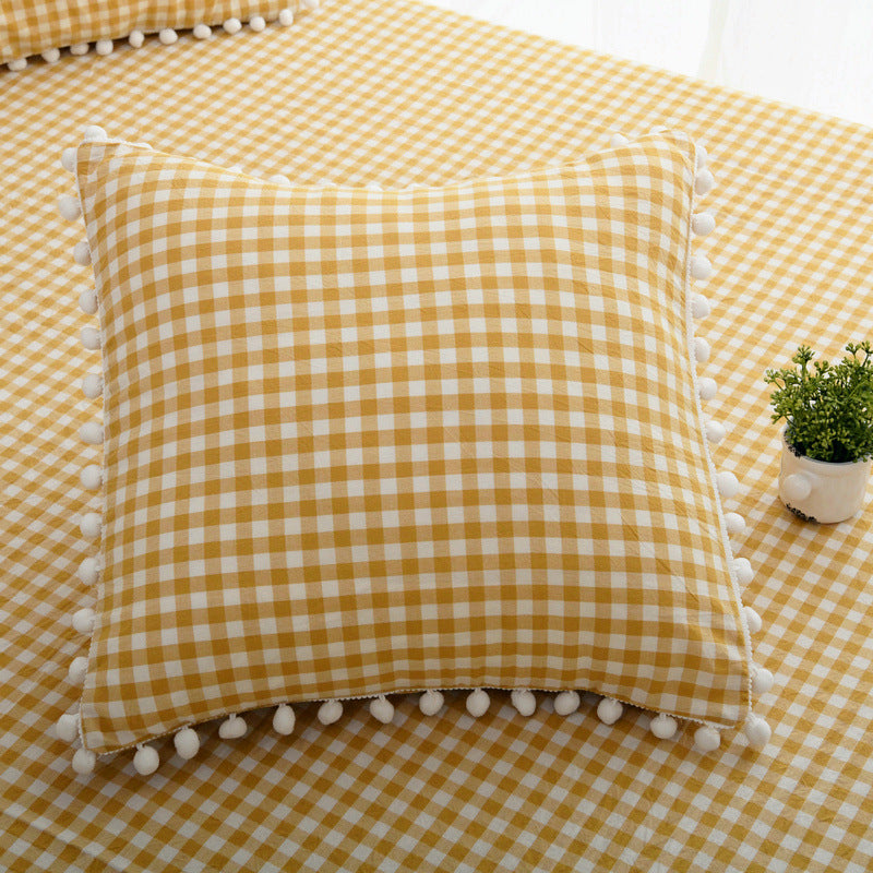 Quadratischer Dekokissenbezug mit Pompon‑Borte und Leinenoptik