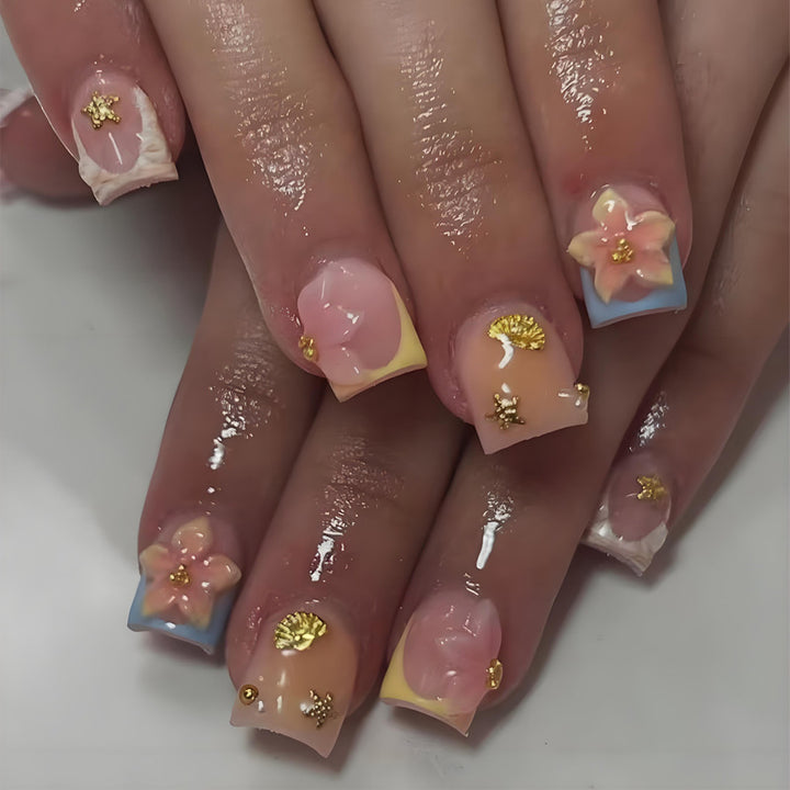 Kunstnagelset mit floralen Akzenten und elegantem Glanz Karnz