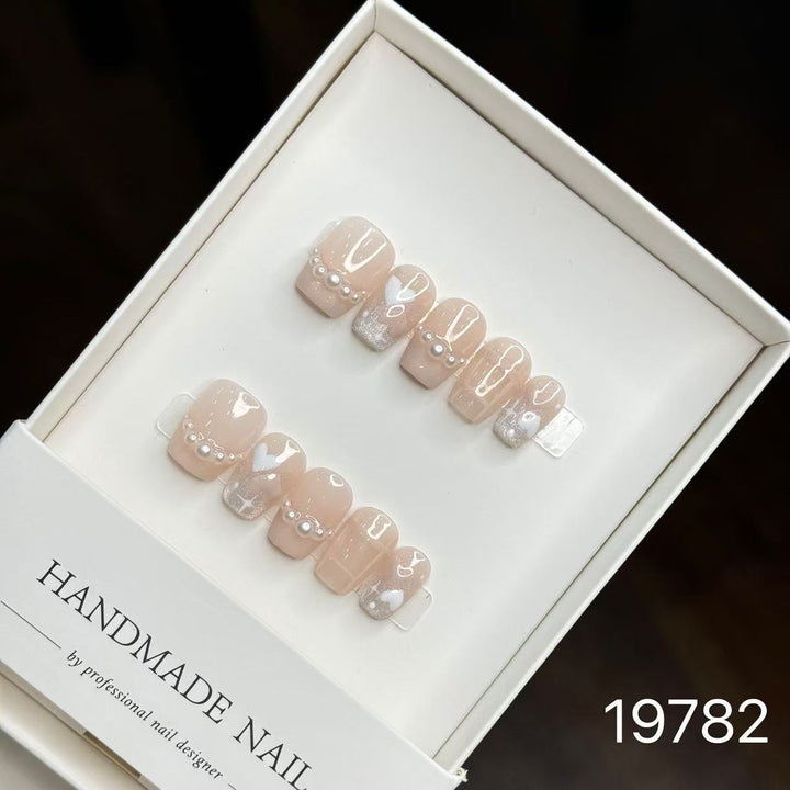Handgemachtes Press-On Nail Art Set mit eleganten Perlendetails