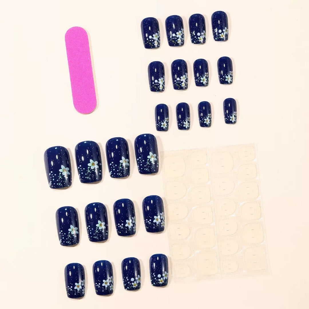 Kunstnagelset mit elegantem Blumendesign und Glitzerakzenten Karnz