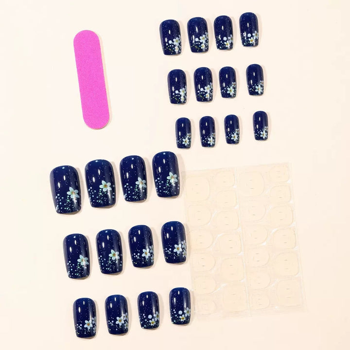 Kunstnagelset mit elegantem Blumendesign und Glitzerakzenten Karnz