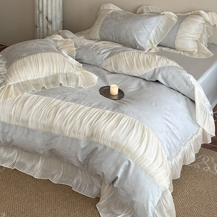 Luxus-Satin-Bettgarnitur im Vintage‑Stil mit plissiertem Volant und Zierkissen