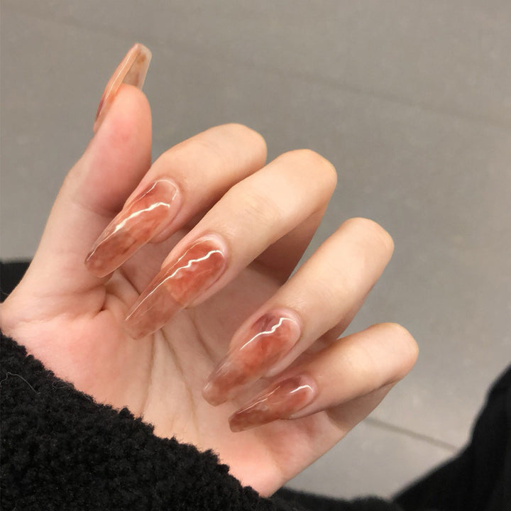 Kunstvolle Stiletto-Nägel mit elegantem Design Karnz