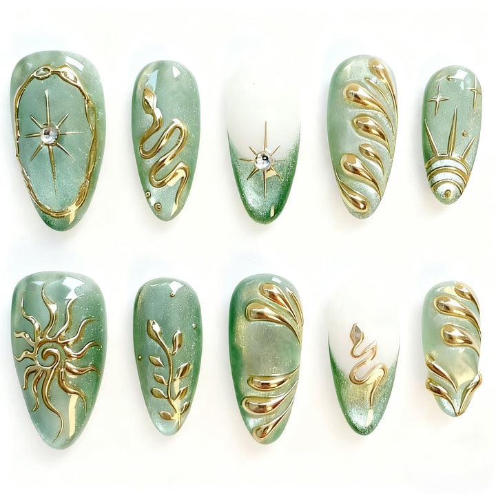 Kunstnägel mit Elegantem Golddesign Karnz