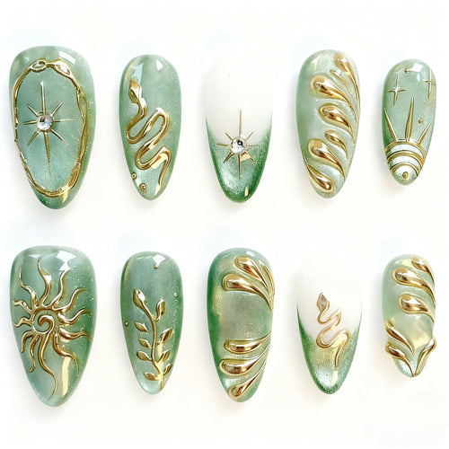 Kunstnägel mit Elegantem Golddesign Karnz