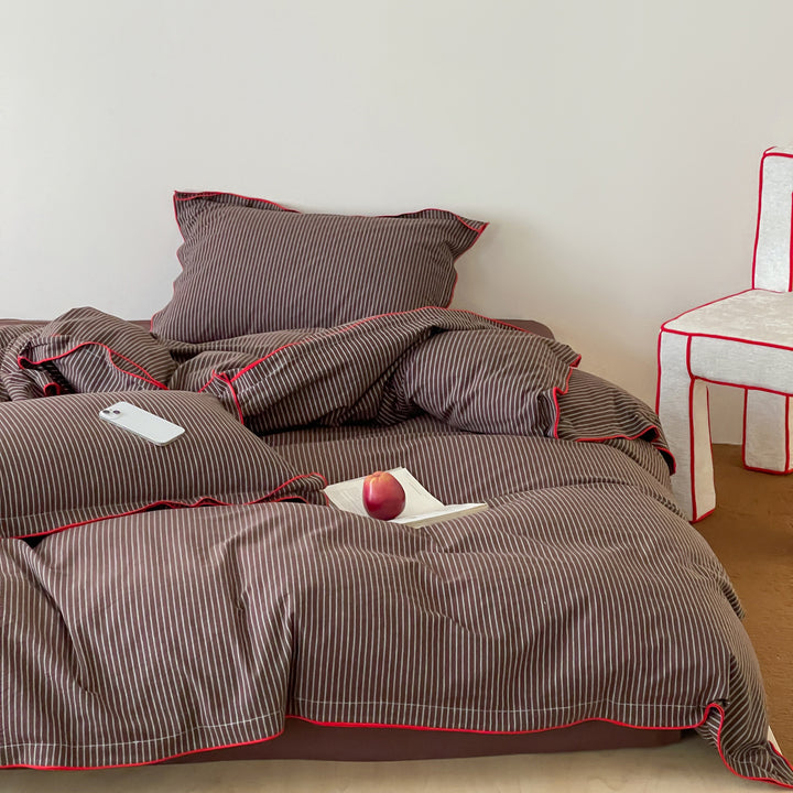 Premium-Bettbezug-Set aus Baumwoll-Satin mit feinen Nadelstreifen und kontrastierender Paspel